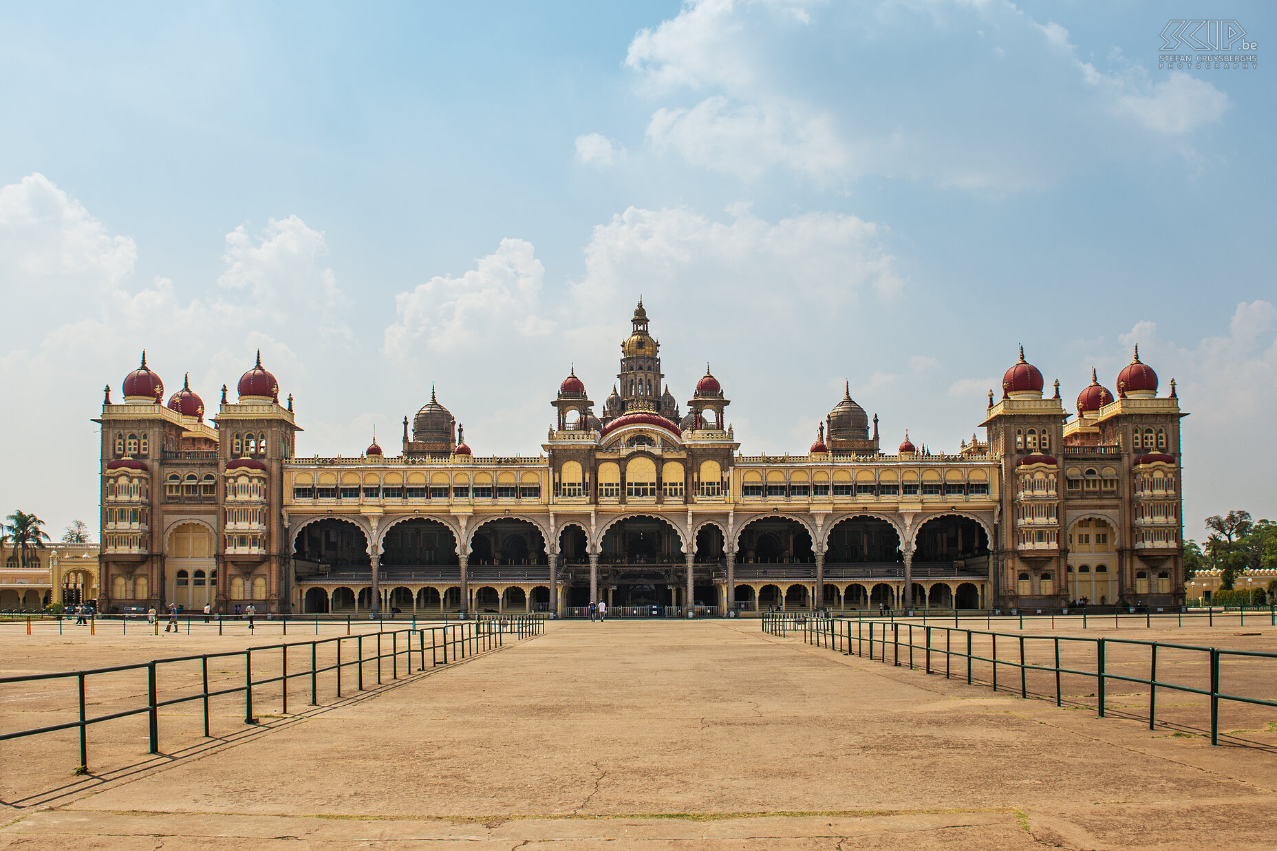 Mysore - Paleis Mysore is na Bangalore de grootste stad van de deelstaat Karnataka met ongeveer 740.000 inwoners. Mysore staat bekend om haar vele paleizen en wordt daarom ook wel 'City of Palaces' genoemd. We bezochten het prachtige Paleis van de Maharadja, een mix tussen Hindoe- en Moslimstijl dat aan het einde van de 19e eeuw werd gebouwd. Het is een van de grootste paleizen in India.  Stefan Cruysberghs